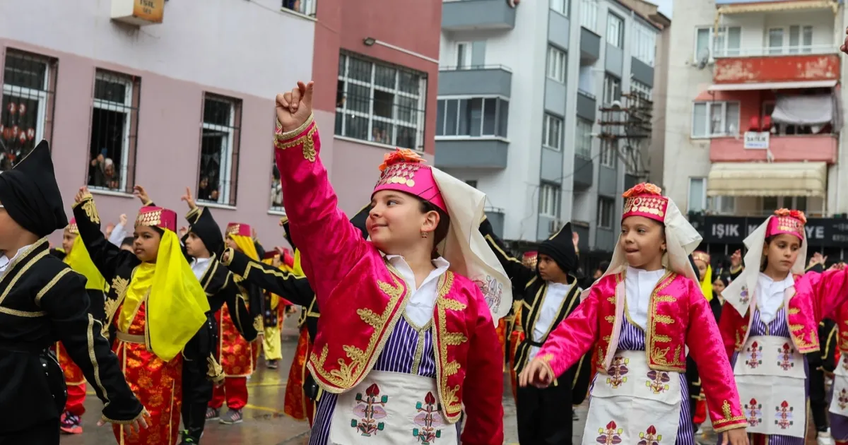 bursa-gemlikte-1470-ogrenci-sanatla-bulusuyor-NtaUzzw2.webp