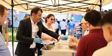 Denizli Büyükşehir'den vatandaşa aşure ikramı